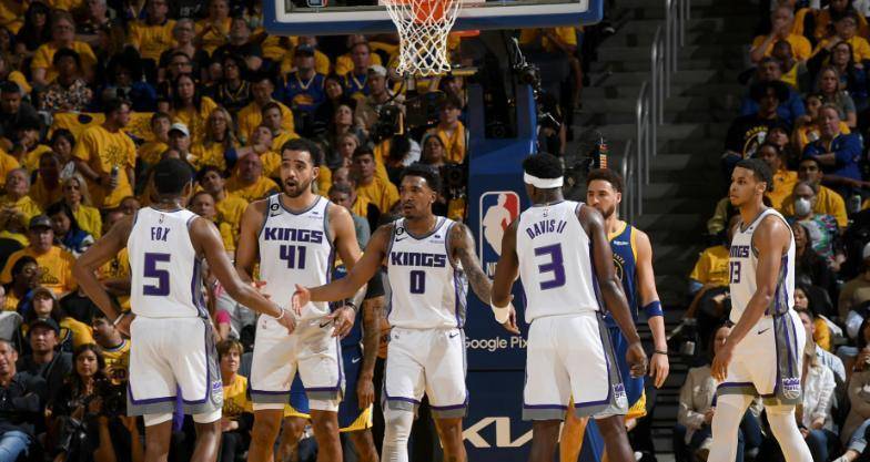 包含今夜萨克拉门托国王调整名单以备CBA常规赛，更衣室发声环节打磨，质疑声仍在，资深球员宣示担当的词条